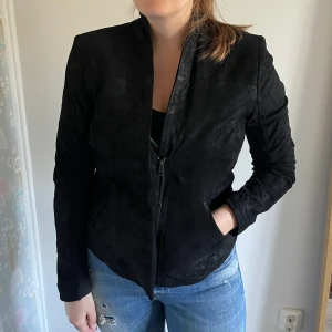 Samsoe mockajacka svart strl S - Samsoe Samsoe, äkta mocka (borstad)  Kortare baktill, dragkedja & två små fickor framtill. Stretchigt material längs undersidan av armarna som gör den väldigt bekväm. I mycket bra skick. 