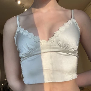 Jätte fin vit och tunn sommar linne - Gulligt vitt sommar linne med blommiga detaljer. 