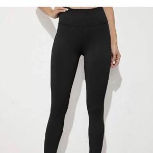 Träningstights - Svarta träningstighs från SHEIN, dom har en liten mobilficka på sidan. Säljer på grund av att dom är för korta i benen på mig. Är 1.60. Endast testade 