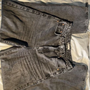 Jeans från Gina💗 - Super fina och härliga jeans. Dem är från Gina Tricot och köpte dem för ett tag sedan. Dem är i storlek 38 men är enligt mig är dem ganska stora i stoleken. Nypris 600kr🌸