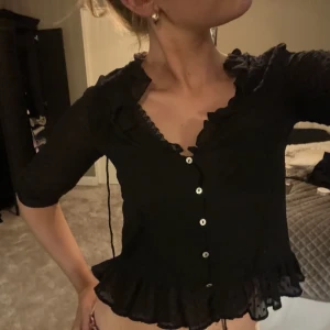 Zara blus - Säljer min såså fina blus med trekvartsärmar. Verkligen så fin