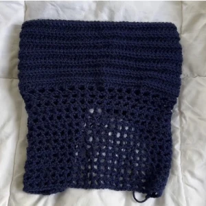 Virkad Bandeau Topp - Virkad bandeau topp som jag själv gör🌿 Färg går att välja da jag gör dom på beställning🪴 Sitter som på bilden✨ Kommer i två storlekar XS-S & M-L 🍓✨ Frakt tillkommer📦