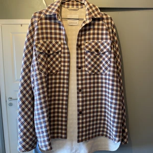 Rutig jacka från Samsøe Samsøe - Supersnygg oversized rutig jacka från Samsøe Samsøe. Storlek XS men skulle säga att den passar allt från XS-M beroende på hur man vill att den sitter. Jag har själv XS. 