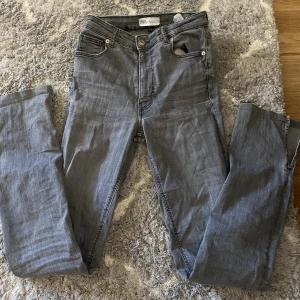 Gråa jeans - Gråa mid waist jeans från zara. Utsvängda där nere. Skriv för fler bilder💗