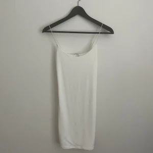 Vit mini klänning - Aldrig använd, slinky material, passar S/M