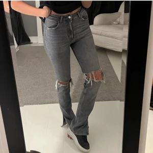 Zara Jeans - Säljer dessa sjukt snygga jeans som inte kommer till användning, använda 2-3 gånger och är i nyskick. Bilden är lånad men skriv privat för fler bilder! 💗🌟 (pris kan diskuteras)