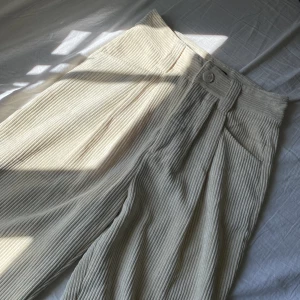 Beiga Manchester Byxor - Beige Manchester Byxa från GinaTricot. Så otroligt fina och har verkligen älskat dessa men säljer nu pga inte min stil längre. Absolut inget fel på dem, ser ut som i nyskick. Sitter fint i midjan!