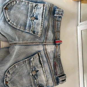Lågmidjade jeans  - Säljer mina lågmidjade jeans som tyvärr har blivit för små för mig.  De är bootcut och super snygga😍 - Köparen står för frakten. 