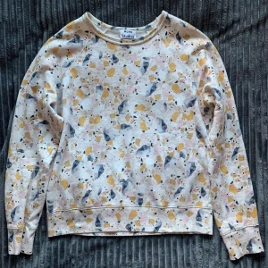 Acne Studios Tröja - Acne Studios AW14 college print sweatshirt. Asfet! Storlek S men sitter även som M! :) Perfekt använt skick.  Möts i Malmö och tar Swish. Står ej för frakt eller postens slarv!
