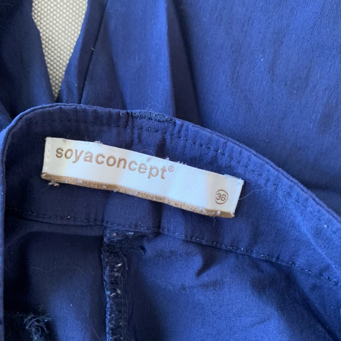 Mörkblå byxor  - 91