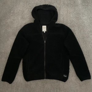 Solid tröja  - Säljer nu min Tjock tröja från Solid som jag köpte men helt glömt av. Säljer den nu för att den blivit för liten. Nyskick 