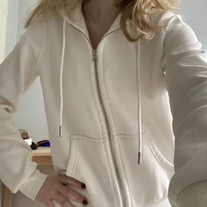 Vit/krämfärgad zip up hoodie i storlek S! Har en liten fläck på ena ärmen (skriv för bild) men annars i gott skick😁