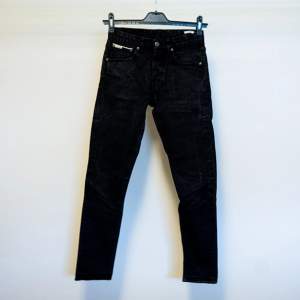 Svarta jeans i slim fit. Modell: Emmett Joe i storlek 29/32. Enligt eget tycke snyggt inslitna.