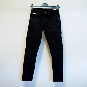 Emmett svarta slim fit jeans 29/32 - Svarta jeans i slim fit. Modell: Emmett Joe i storlek 29/32. Enligt eget tycke snyggt inslitna.