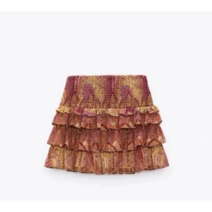 Zara kjol  - Säljer dena nästan oanvända zara kjolen