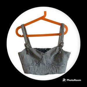 Black and white croptop - This is a black and white top thats been barely worn the material isn’t super thin so it’s nice for cold summer nights. Skriv gärna om det är något du undrar <3 