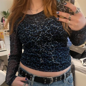 Festtopp med rhinestones - En vintage långärmad köpt på en secondhand boutique i stan. Så cool med rhinestones, perfekt fest tröja.💙