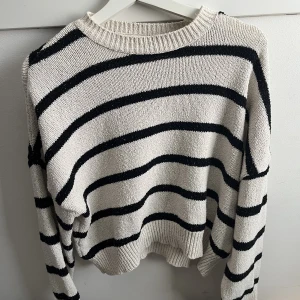 randig stickad tröja  - randig stickad tröja från pull and bear
