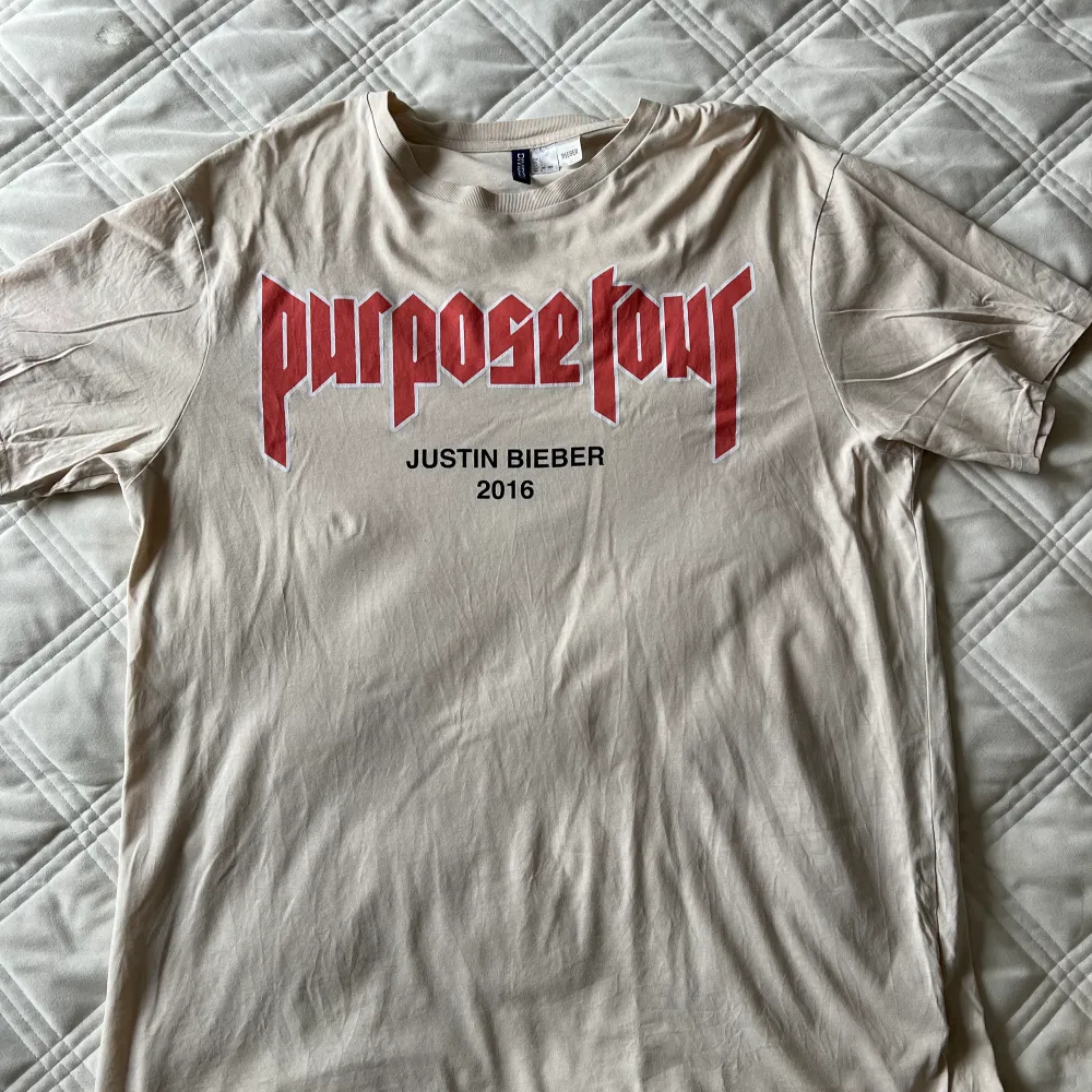 T-shirt i storlek L Från HM Justin Bieber Purpose Tour Merch.  Använd fåtal gånger.  Köpare står för frakt. T-shirts.