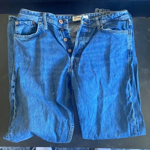 Jeans  - Säljer dessa feta jeans från Jack and Jones! Passformen ör loose/chris Skicka 9/10 Köpare står för frakt!!