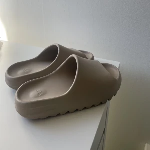 Yeezy Slides - Yeezy slides köpta på adidas confirmed 2021. De är alltså äkta. De är använda av mig få gånger och är felfria i skicket. Föreslå pris, budgivning vid många intresserade☺️Uppdatering: Har många intresserade nu så ni får lägga bud i kommentarerna!