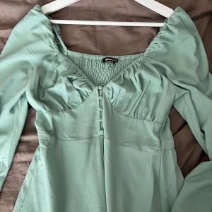 Grön långklänning  - Superfin långklänning från Gina tricot i storlek M Använd endast en gång så i nyskick   Nypris är 499 (slutsåld nästan överallt) säljer för 250+frakt 