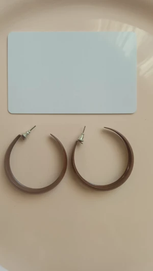 Runda örhängen  - Bruna hoops