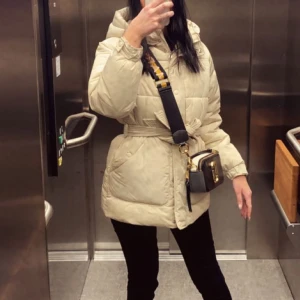 Jacka - Jackan är använd i cirka två veckor och är som ny. Köpt för 850 kr. Storlek xs/s. Beige