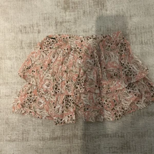 Zara kjol - Jätte gullig zara kjol i storlek S. Bra Skick. INTRESSEKOLL! Säjer vara vid bra bud❤️