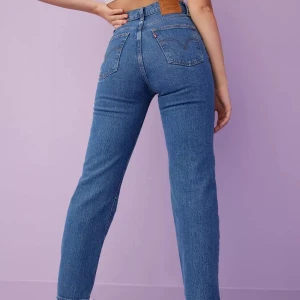 Levi’s ribcage straight jeans 🤍 - Nästan oanvända levi’s ribcage jeans. W 29 men skulle säga att de passar 25-26 max 27 bäst. Längd 27. Älskar dessa jeansen men tyvärr är de för små 😕🤍