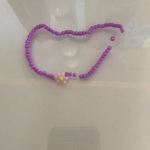 Armband med en blomma  - Detta armband passar nu till sommaren 