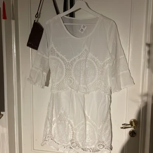 Studentklänning/vit klänning  - Säljer nu denna jättefina somriga klänningen som också går att använda till studenten! Säljer då den ej används! Jättefin och tunn med fina detaljer ☺️