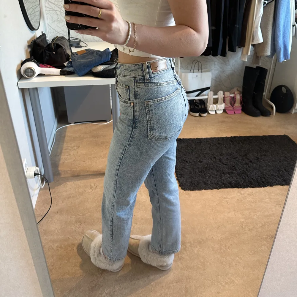 Jeans från BikBok, fint skick då dem knappast är använda💗🌟🎉Jag är 164 och dem är raka i modellen🤩Säljer även likadana jeans fast i mörk blått. Jeans & Byxor.