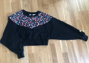 Nike sweatshirt  - Svart kort sweatshirt från Nike Storlek small, 