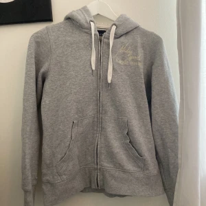 Grå kofta med fluffig luva - Grå kofta med fluffig luva och en liten text. skriv privat om du är intresserad ❤️frakt tillkommer❤️