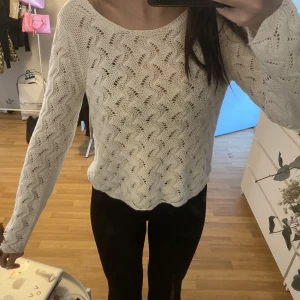 virkad vit tröja  - jättefin vit virkad tröja med djup rygg! lite defekter vid handen men annars i jättefint skick. endast använd 1 gång 💞