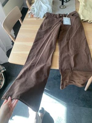 Bruna jeans - Använda, väldigt långa.