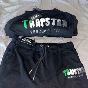 Trapstar  - Trapstar sett. Shorts och t-shirt. Helt nya. Priset kan pratas om vid snabb affär. 