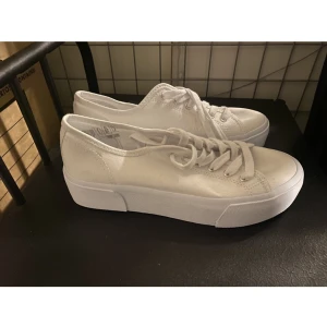 Vita oanvända sneakers - Säljer dessa vita oanvända sneakers från H&M. Storlek: 38