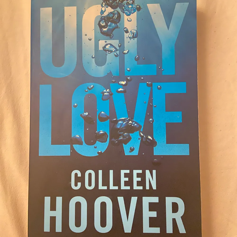 Ugly love av Colleen Hoover! Gör naturen en tjänst och köp en begagnad bok (kvaliten är som nyskick då jag tar hand om mina böcker mycket bra). Övrigt.