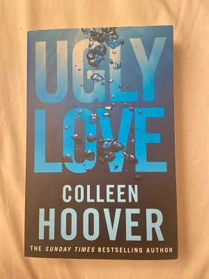 Ugly love  - Ugly love av Colleen Hoover! Gör naturen en tjänst och köp en begagnad bok (kvaliten är som nyskick då jag tar hand om mina böcker mycket bra)