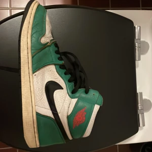 Jordan 1 lucky green - Jordan 1 High lucky green Rätt så används därav rätt bra pris  Säljer eftersom de inte kommer till användning. Bara höra av dig om frågor och fler bilder 