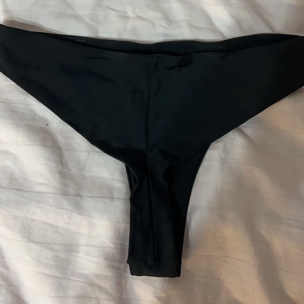 Bikiniunderdel från NAKD i brazilian stil, strl S. Använd för ett x antal år sedan. Men fortfarande i bra skick!. Övrigt.