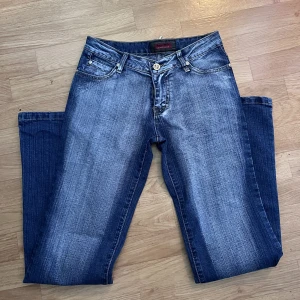Lågmidjade utsvängda byxor! - Nytt par jeans som tyvärr är för små på mig.🤩 De är lågmidjade och är utsvängda vid fötterna. ❤️Jag är runt 160 och de är lite för långa för mig. Byxorna är helt nya😊