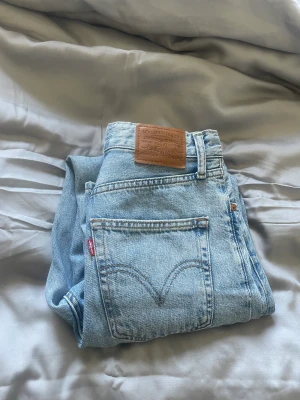 Levis ribcage - Storlek 26. Lite korta på mig som är 163