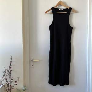 Säljer denna svarta klänningen som egentligen är min mammas. Hon har aldrig använt den och vill sälja eftersom hon har för många klänningar. Storlek XL men kan passa för mindre storlekar också, som ni ser på bilden. 🖤🖤🖤