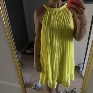 Gul klänning  - Jättefin gul klänning som endast är använd två gånger. 