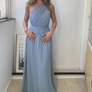 Balklänning - Blå balklänning från Nelly!! Aldrig använd då det inte är min stil 💕