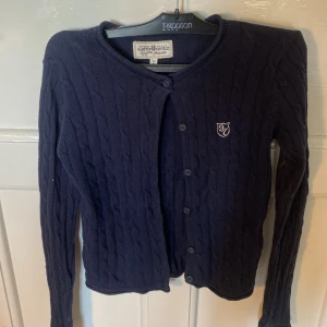 Kofta - Kofta från Hampton republik i strl 152 eller xxs! Säljer för att den är för liten. Gratis frakt💕