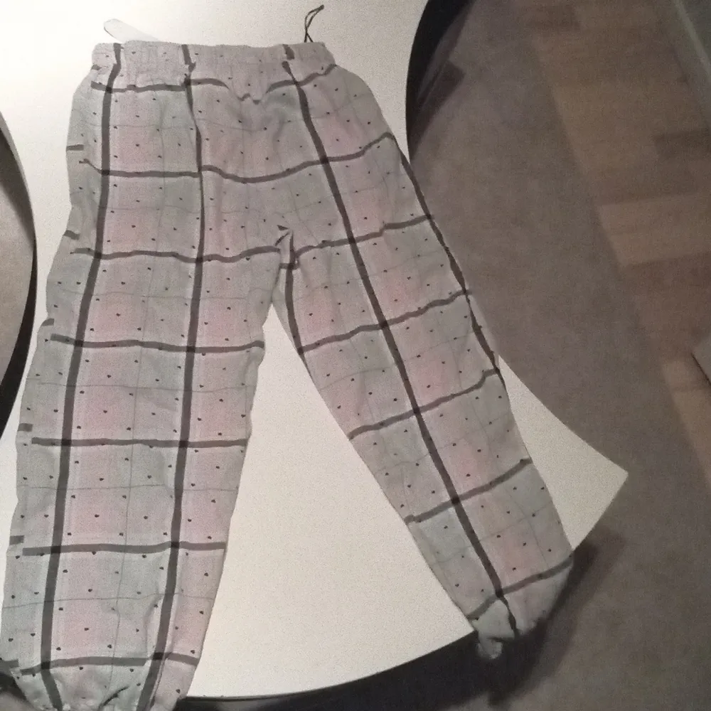 Pjamas byxor i st 146/152 det har små hjärtan och har färg svart grå och rosa. Jeans & Byxor.